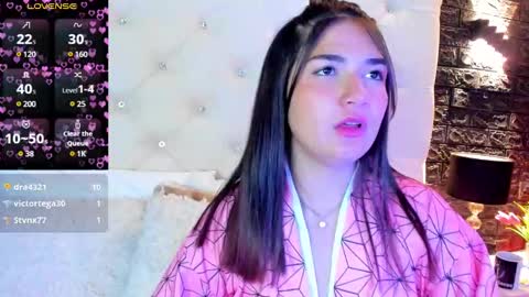 Snapshot of megan_devon chatting on 01-27-25, 05:37 online show from 01-27-25, 05:37