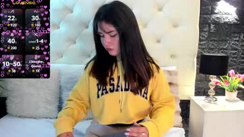Snapshot of megan_devon chatting on 02-04-25, 11:27 online show from 02-04-25, 11:27