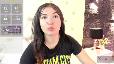 Snapshot of megan_devon chatting on 02-21-25, 05:31 online show from 02-21-25, 05:31
