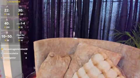 Snapshot of megan_devon chatting on 02-25-25, 05:36 online show from 02-25-25, 05:36