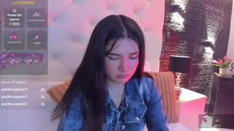 Snapshot of megan_devon chatting on 03-07-25, 03:18 online show from 03-07-25, 03:18