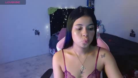 Snapshot of megan_ve chatting on 12-16-25, 02:05 Carolina online show from 12-16-25, 02:05