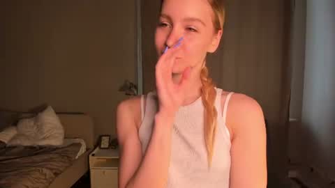 Snapshot of meganhenns chatting on 07-16-26, 08:20 Elly online show from 07-16-26, 08:20