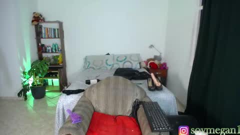 Snapshot of meganhot15 chatting on 12-14-25, 01:55 megan online show from 12-14-25, 01:55