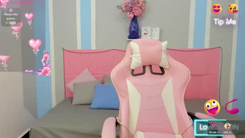 Snapshot of meganqueen2 chatting on 02-19-25, 02:01 Megan Queen online show from 02-19-25, 02:01