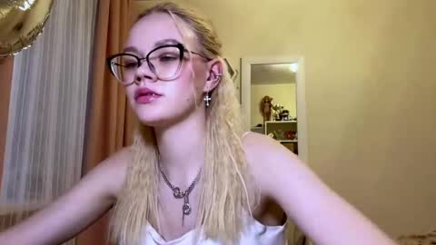 Mia online show from 04-14-26, 03:18