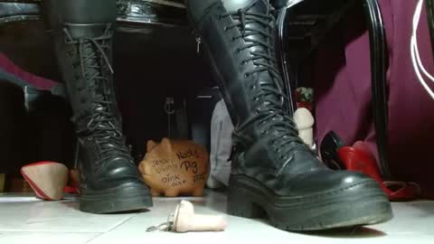 Snapshot of megoddessara chatting on 04-27-26, 08:18 Goddess Sara online show from 04-27-26, 08:18
