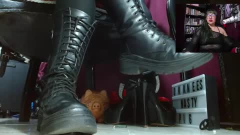 Snapshot of megoddessara chatting on 05-16-26, 02:19 Goddess Sara online show from 05-16-26, 02:19