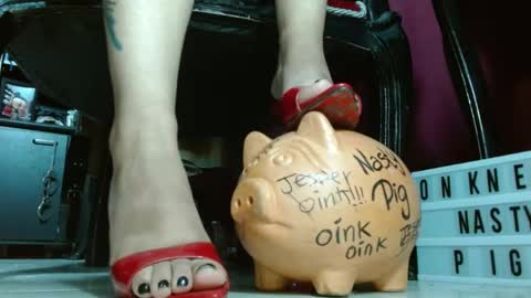 Snapshot of megoddessara chatting on 05-20-26, 01:45 Goddess Sara online show from 05-20-26, 01:45
