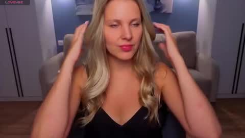 Snapshot of melaniebennett chatting on 06-11-26, 07:17 Melanie Bennett online show from 06-11-26, 07:17