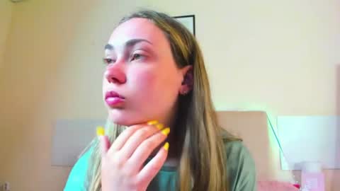 Snapshot of melaniecutys chatting on 06-15-26, 05:42 Melania online show from 06-15-26, 05:42
