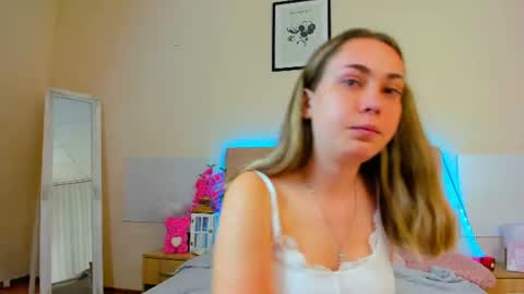 Snapshot of melaniecutys chatting on 07-14-26, 05:45 Melania online show from 07-14-26, 05:45
