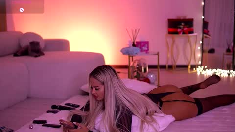 Snapshot of melanielexxx chatting on 02-07-26, 05:05 OF melanielexxx online show from 02-07-26, 05:05