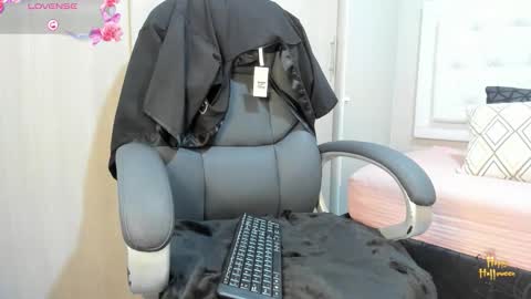 Melany online show from 10-31-25, 12:06