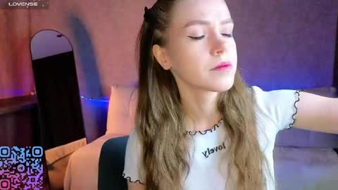 Melee Eva - Thumbs Up please  online show from 04-12-26, 07:46