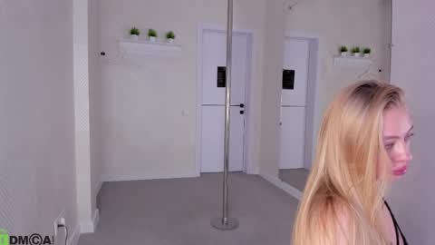 Snapshot of melissa_whitee chatting on 10-14-25, 03:40 Melissa online show from 10-14-25, 03:40