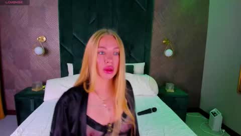 Snapshot of melissa_whitee chatting on 10-15-25, 01:39 Melissa online show from 10-15-25, 01:39