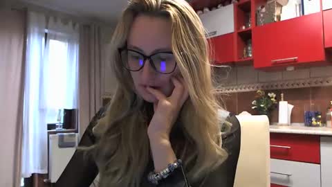 Melly online show from 10-28-25, 07:23