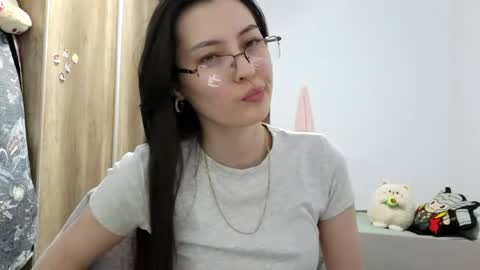 Snapshot of melodeehayden chatting on 05-16-26, 03:22 Nika online show from 05-16-26, 03:22