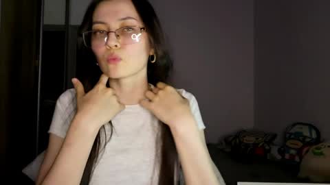 Snapshot of melodeehayden chatting on 05-19-26, 04:24 Nika online show from 05-19-26, 04:24