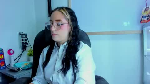 Snapshot of melodygirl__2 chatting on 09-09-25, 10:31 melodygirl__2 online show from 09-09-25, 10:31