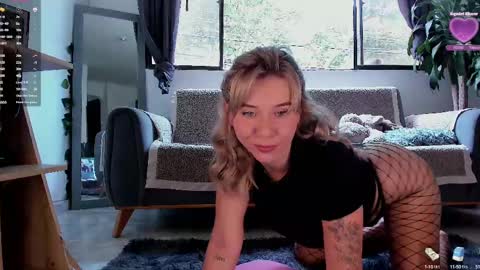 Snapshot of melodypetitex chatting on 02-20-25, 07:08 sophia online show from 02-20-25, 07:08