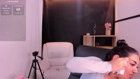 Snapshot of melodysnow chatting on 11-13-25, 08:52 melodysnow online show from 11-13-25, 08:52