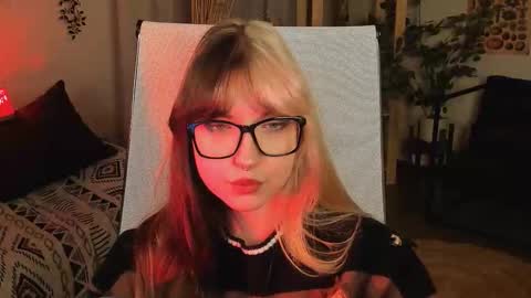 Mia online show from 10-31-25, 03:24