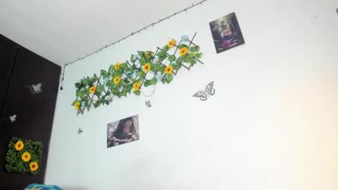 Snapshot of mensia_hernandez chatting on 04-29-26, 12:53 Princess Mensia online show from 04-29-26, 12:53