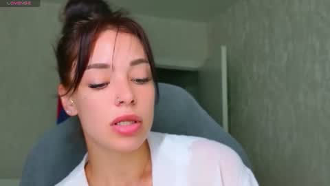 Snapshot of meow_moore chatting on 06-25-26, 05:12 Megan online show from 06-25-26, 05:12