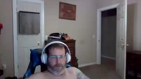 Snapshot of mercer1977 chatting on 12-14-25, 04:45 mercer1977 online show from 12-14-25, 04:45