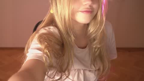 Snapshot of mermaids_ chatting on 01-12-25, 12:18 Lara OFFLINE online show from 01-12-25, 12:18