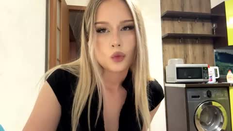 Snapshot of merrileesmoldt chatting on 06-27-26, 01:39 Stefani online show from 06-27-26, 01:39