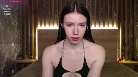 Snapshot of merry_sweets chatting on 02-22-25, 01:33 Emilia online show from 02-22-25, 01:33