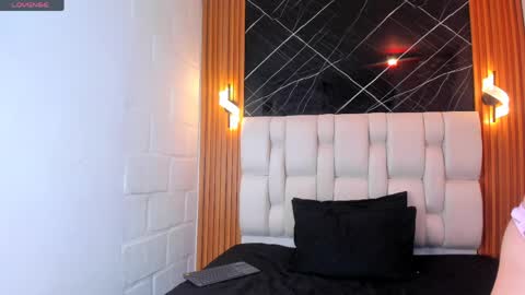 Snapshot of mia89_dl chatting on 04-15-26, 01:18 Mia online show from 04-15-26, 01:18