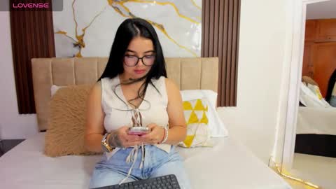 Mia Bloom online show from 05-17-26, 02:24