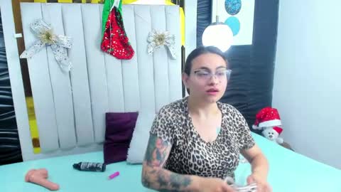 Snapshot of mia_and_lion chatting on 12-14-24, 01:28 Dreams Couple online show from 12-14-24, 01:28