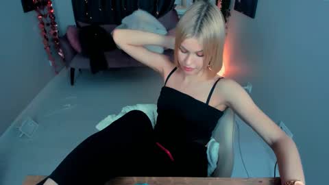 Mia online show from 02-04-25, 12:33