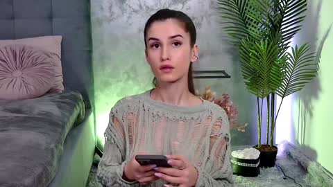 Freya Allen online show from 02-06-25, 10:10