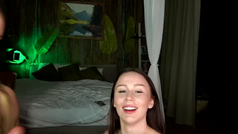 Snapshot of mia_cloudy chatting on 01-25-25, 01:52 Mia and friends online show from 01-25-25, 01:52