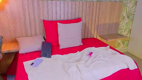 Mia online show from 12-05-25, 02:14