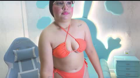 Mia Cuttee online show from 10-13-25, 03:06