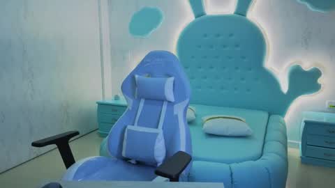 Mia Cuttee online show from 10-20-25, 03:29