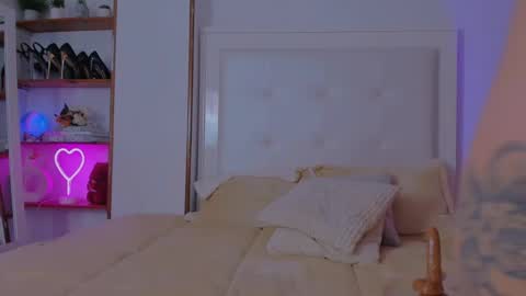 Snapshot of mia_daniellshot chatting on 03-12-25, 02:23 Sarah Luna online show from 03-12-25, 02:23