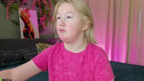 Mia online show from 03-24-26, 03:00