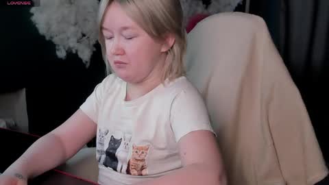 Snapshot of mia_ferd chatting on 04-26-26, 02:31 Mia online show from 04-26-26, 02:31