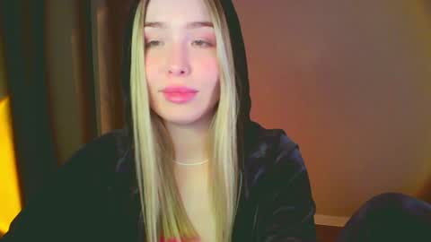 Mia online show from 01-11-25, 01:11