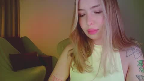 Snapshot of mia_fleur_ chatting on 05-19-26, 10:16 Mia online show from 05-19-26, 10:16