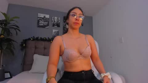 mia_honey23 online show from 12-05-25, 12:14