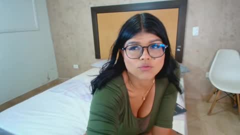 MIALOPEZ      .     Y      .      online show from 10-02-25, 06:15